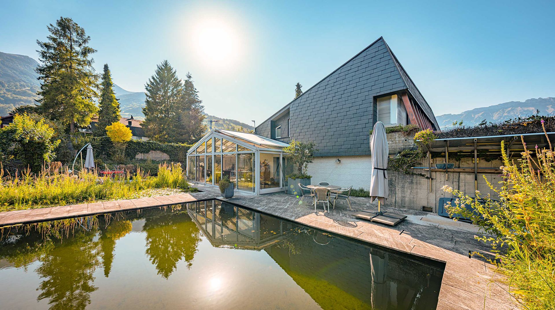 Maison d'architecte avec bassin naturel à Grabs