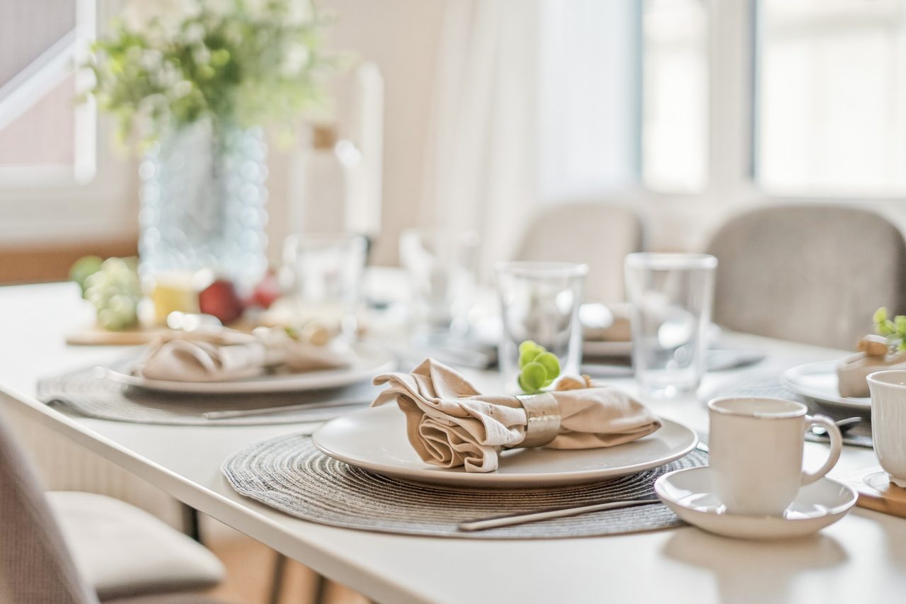 Set dining table